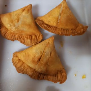 Plato de samosa panadilla con bebida