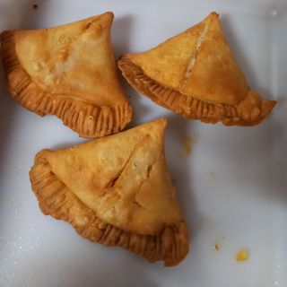 Samosa  panadilla de pollo kebab con papas (1 und )