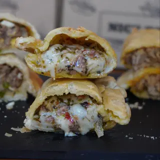 Empanada de Chorizo, Queso y Chimichurri