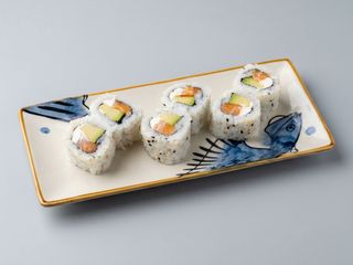 95.Salmón Con Aguacate Y Queso Cremoso Con Sésamo (6 Pzs.)