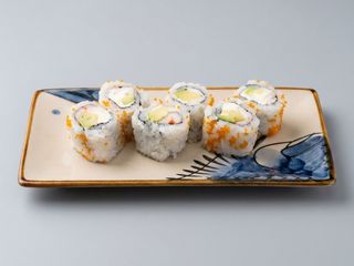 93B.Langostino Con Aguacate Y Queso Cremoso Con Tobiko (6 Pzs.)