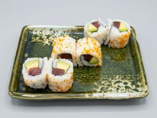 96B.Atún Y Aguacate Con Tobiko (6 Pzs.)