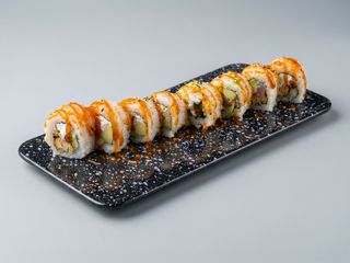 99B.Tempura Pollo De Queso Cremoso Con Aguacate,Sesamo Y Tobiko