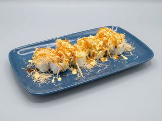 95F. Mango Cali Roll De Salmón Aguacate Y Pepino Con Fideo (8 Pzs.)