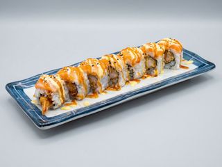 92E. Tempura De Langostino Y Aguacate Con Salmón (8 Pzs.)