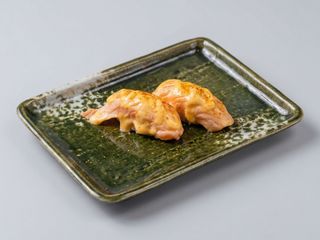 75A.Nigiri De Salmón Con Mayonesa Picante (2 Pzs.)