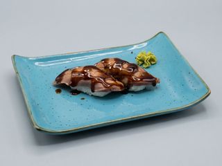 77.Nigiri De Atún Con Salsa De Anguila (2 Pzs.)