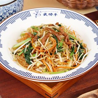 N19. Fideos de Arroz Salteados con Pollo