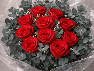 Ramo de 12 rosas premium con eucalipto variado