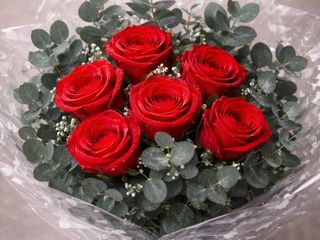 Ramo de 6 rosas rojas con eucalipto