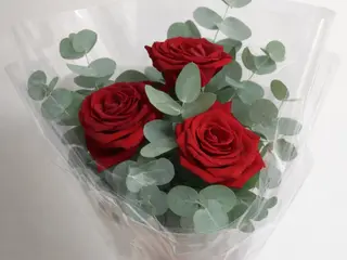 Ramo de 3 rosas rojas con eucalipto