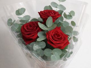 Ramo de 3 rosas rojas con eucalipto