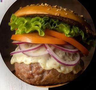 Burger De Carne Con Tomate Y Cebolla
