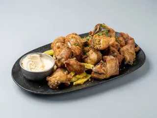 Pollo De Corral Al Ajillo Con Patatas Fritas