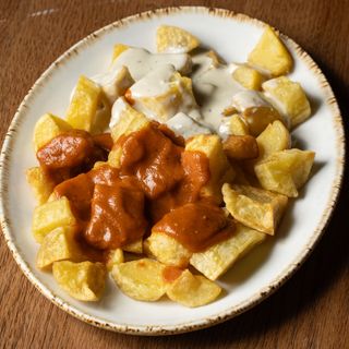 Patatas Mixtas Con Bravas Y Alioli