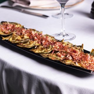 Flor De Alcachofas Confitadas A La Plancha Con Virutas De Ibérico