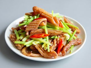 Calamares Salteado Con Apio 芹菜炒鱿鱼