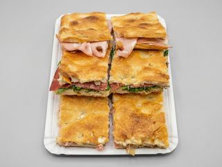 Pizza Rellena De Cecina (16 Porciones)