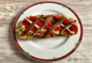 Torrada De Anxoves Amb Pebrots