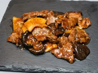 Ternera con bambú y setas