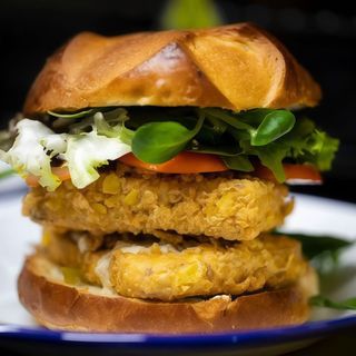 Hamburguesa de tofu estilo cajún + patatas fritas + refresco (330 ml.)