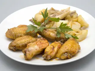 Ración De Alitas Y Bravioli