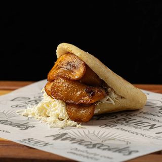 AREPA TAJADA CON QUESO