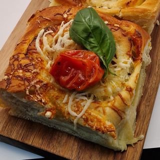 ROLLS YORK, QUESO, TOMATITOS Y ALBAHACA