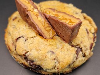 EXPLOSION DE SNICKERS Y CARAMEL