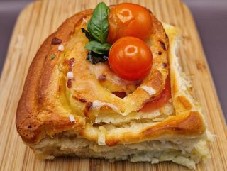 ROLLS YORK, QUESO, TOMATITOS Y ALBAHACA