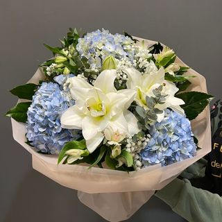 Ramo variado con lilium y hortensia