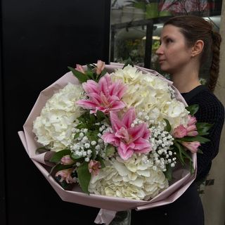 Ramo con hortensia y lilium