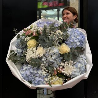 Ramo variado con hortensias azules