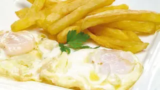 Patatas Fritas Con Huevo Frito
