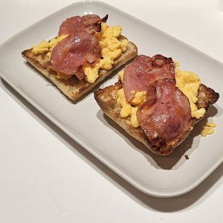 Tostada de Huevo Revuelto y Bacon (Pan Cristal o Pan Semillas)
