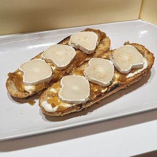 Tostada Queso Cabra y Cebolla Caramelizada (Pan Cristal o Pan Semillas)