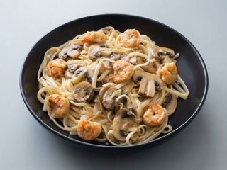 Pasta en Crema de champiñon y lasgostinos