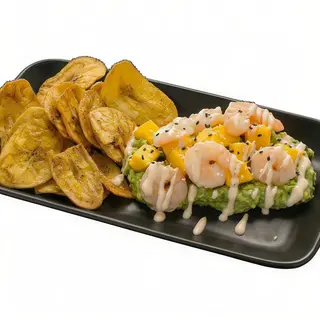 Langostinos sobre mango y guacamole