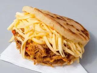 Arepa De Ternera Desmechada Y Queso (1 Ud.)