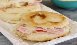 Arepa Con Jamón York y queso(1 Ud.)