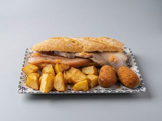 Menú bocadillo de panceta + patatas + croquetas + bebida