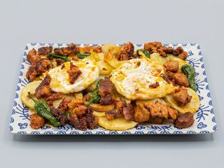 Huevos rotos con picadillo