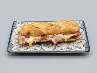 Bocadillo de bacon con queso fundente.
