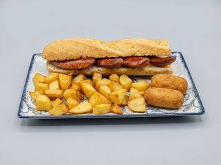 Menú bocadillo de chorizo a la plancha + patatas + croquetas + bebidas