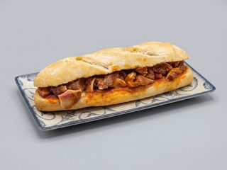 Bocadillo de oreja a la plancha con salsa brava casera