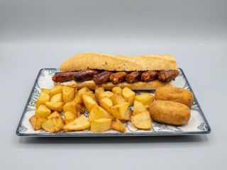 Menú bocadillo de txistorra a la plancha + patatas + croquetas + bebida
