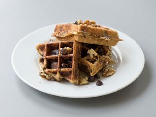 Gofre Con Sirope De Chocolate Y Nueces