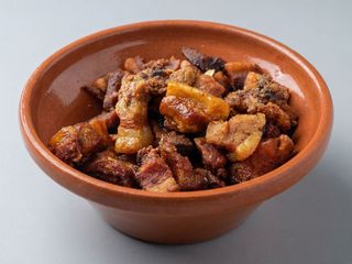 Chicharrones cartucho mediano de 250 gramos.