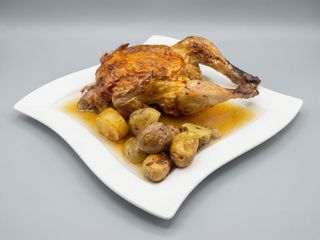 Pollo Asado Con Patatas Y Salsa