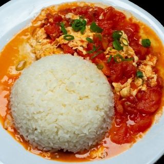 Kafán de tomate con huevo revuelto